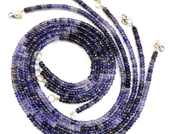 Könnte beinhalten: Eine mehrreihige Halskette aus kleinen, facettierten, blau-violetten Edelsteinen. Die Halskette besteht aus mehreren Perlenreihen, jede Reihe ist etwa 46 cm lang. Die Halskette ist mit silbernen Verschlüssen versehen.