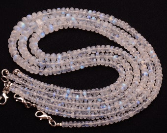 Puede incluir: Un collar de múltiples hilos hecho de cuentas de piedra lunar blanca. El collar mide aproximadamente 45 cm de largo y tiene un cierre plateado.