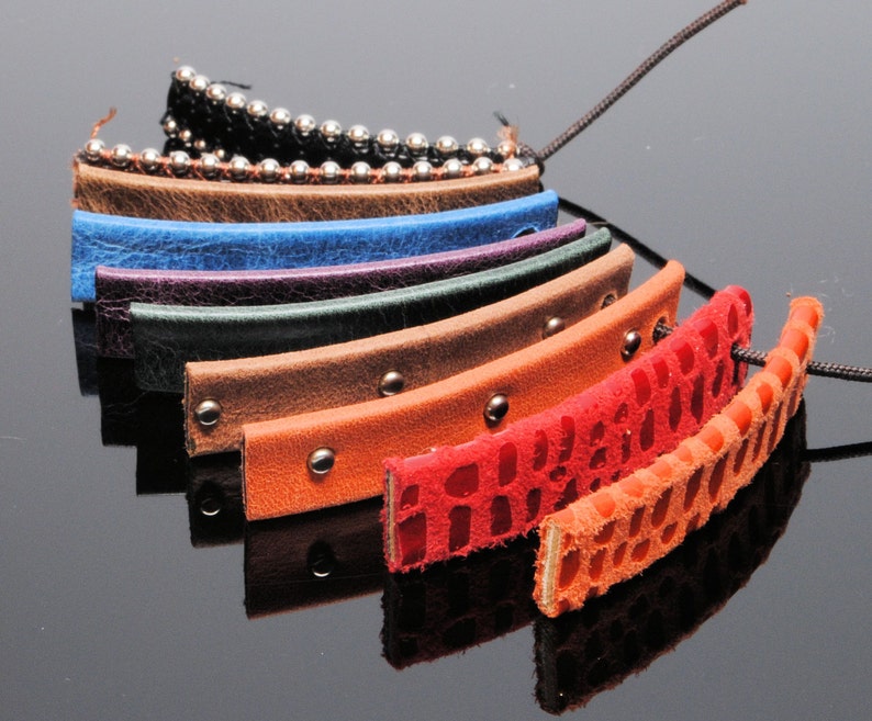 Horseshoe Clasp Bracelet in 10mm Flat Leather image 3