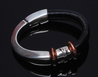 Half Circle Magnetic Clasp Bracelet with 10MM Oval Black Textured Leather