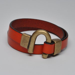 Horseshoe Clasp Bracelet in 10mm Flat Leather image 2