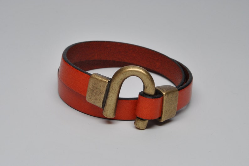 Horseshoe Clasp Bracelet in 10mm Flat Leather image 2