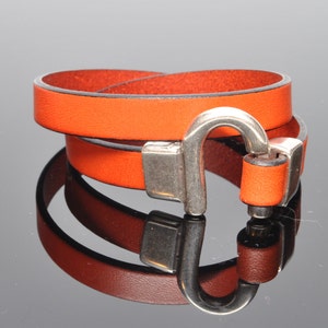 Horseshoe Clasp Bracelet in 10mm Flat Leather image 1