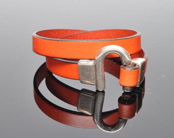 Horseshoe Clasp Bracelet in 10mm Flat Leather