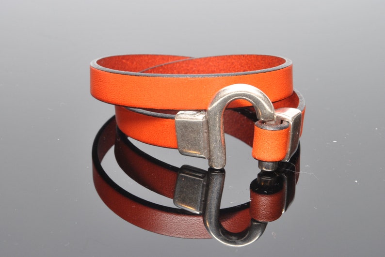 Horseshoe Clasp Bracelet in 10mm Flat Leather image 1