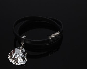 Black Leather Bracelet with Fine Silver Olympia Oyster