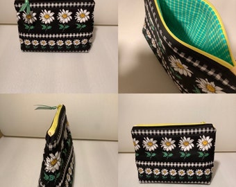 Quilted zipper pouch bag with Daisies and gingham.  8”w x 6”h x 2.5”.  Free shipping