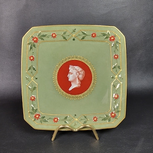 Plato decoración antigua cuadrado plato de coleccionista porcelana verde friso en relieve de flores retrato en medallón vintage