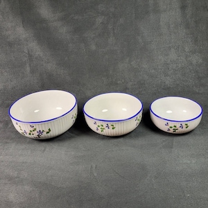 Set of 3 bowls white ribbed china cornflower pattern nest bowls vintage