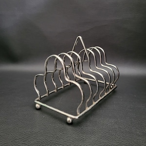 Metal toast rack in the shape of a clover for 6 toasts or letter rack vintage