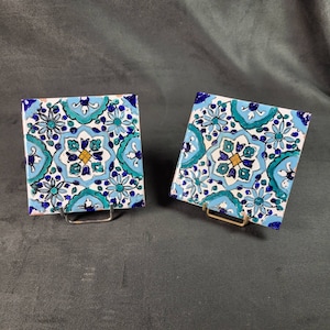 Syrien 2 glasierte Keramikfliesen, syrisches Dekor, handbemalt, blau-gelbes Dekor, weißer Hintergrund, Vintage-Kunsthandwerksfliesen
