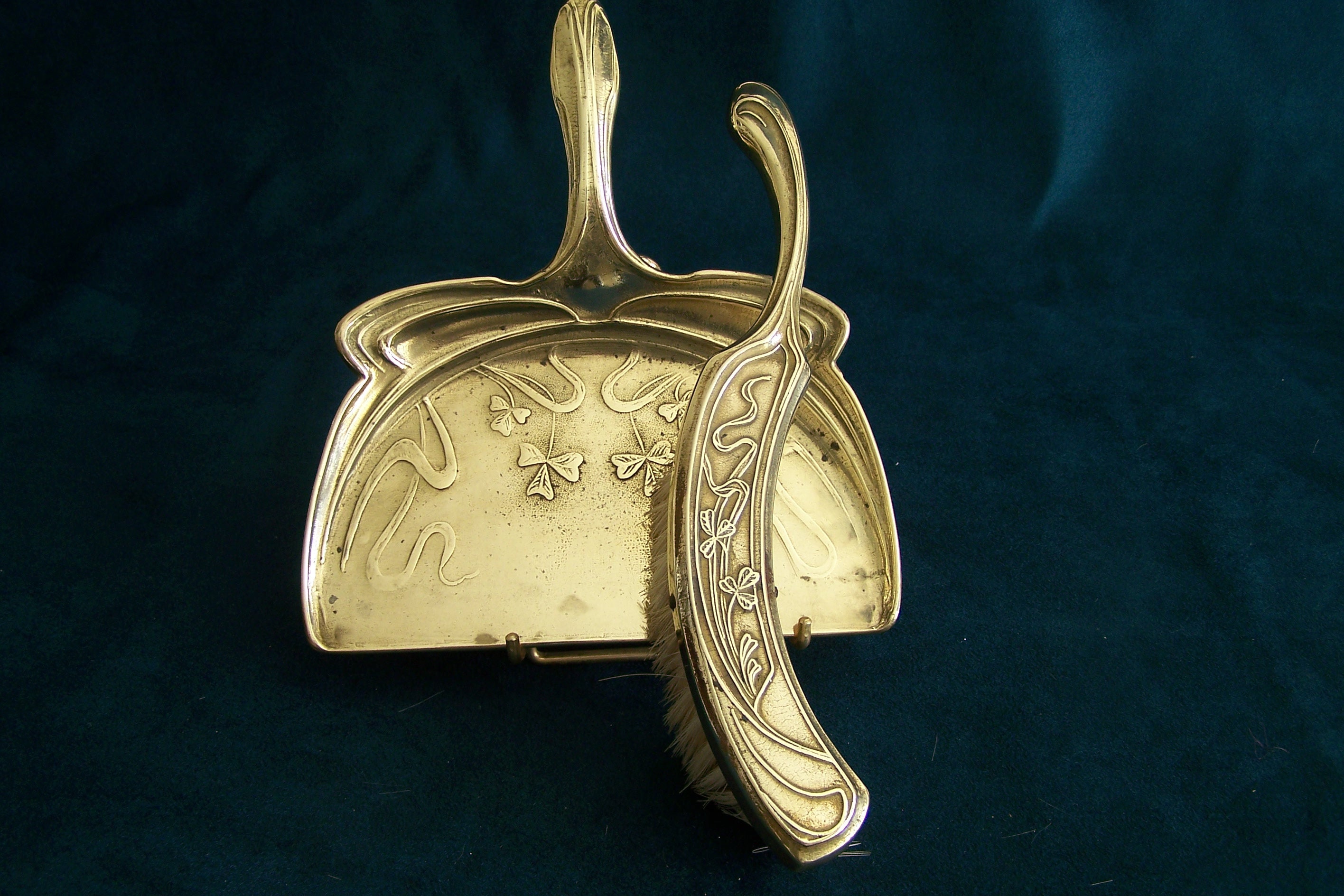 Ramasse-Miettes Style Art Nouveau en Laiton et Sa Brosse Décor de Trèfles Vintage