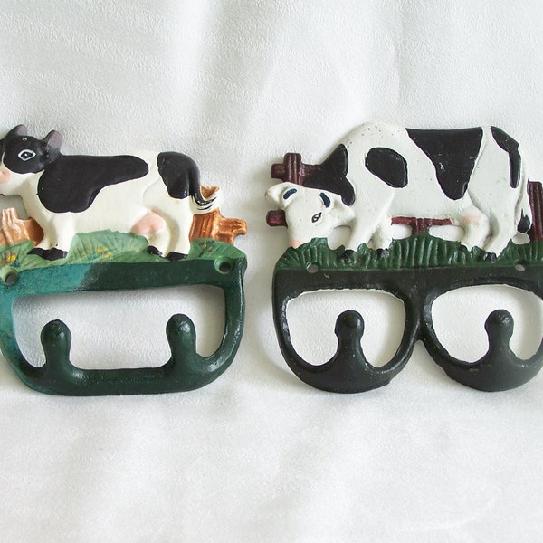 Paire de crochets doubles  2 patères, porte-torchons en fonte décor de vache sur fond d'herbe verte et de palissade bois vintage