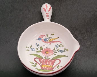 Klein aardewerken schaaltje van Moustiers met handgeschilderde Moustiers-decoratie van Lallier, vintage ovenschaal met handvat, gemaakt in Frankrijk.