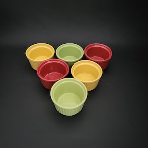 6 ronde schaaltjes van Puget in vintage geel, groen en rood keramiek, gemaakt in Frankrijk