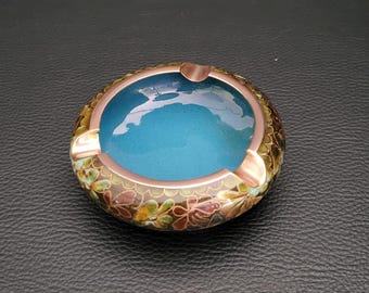 Posacenere rotondo in smalto cloisonné con motivo floreale e fogliare, interno turchese, rame e ottone. Arte asiatica.