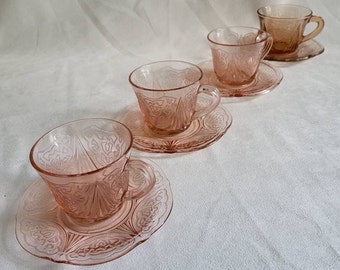 Service à café en verre rose 4 tasses et sous-tasses avec décor en relief 1950  vintage Made in France