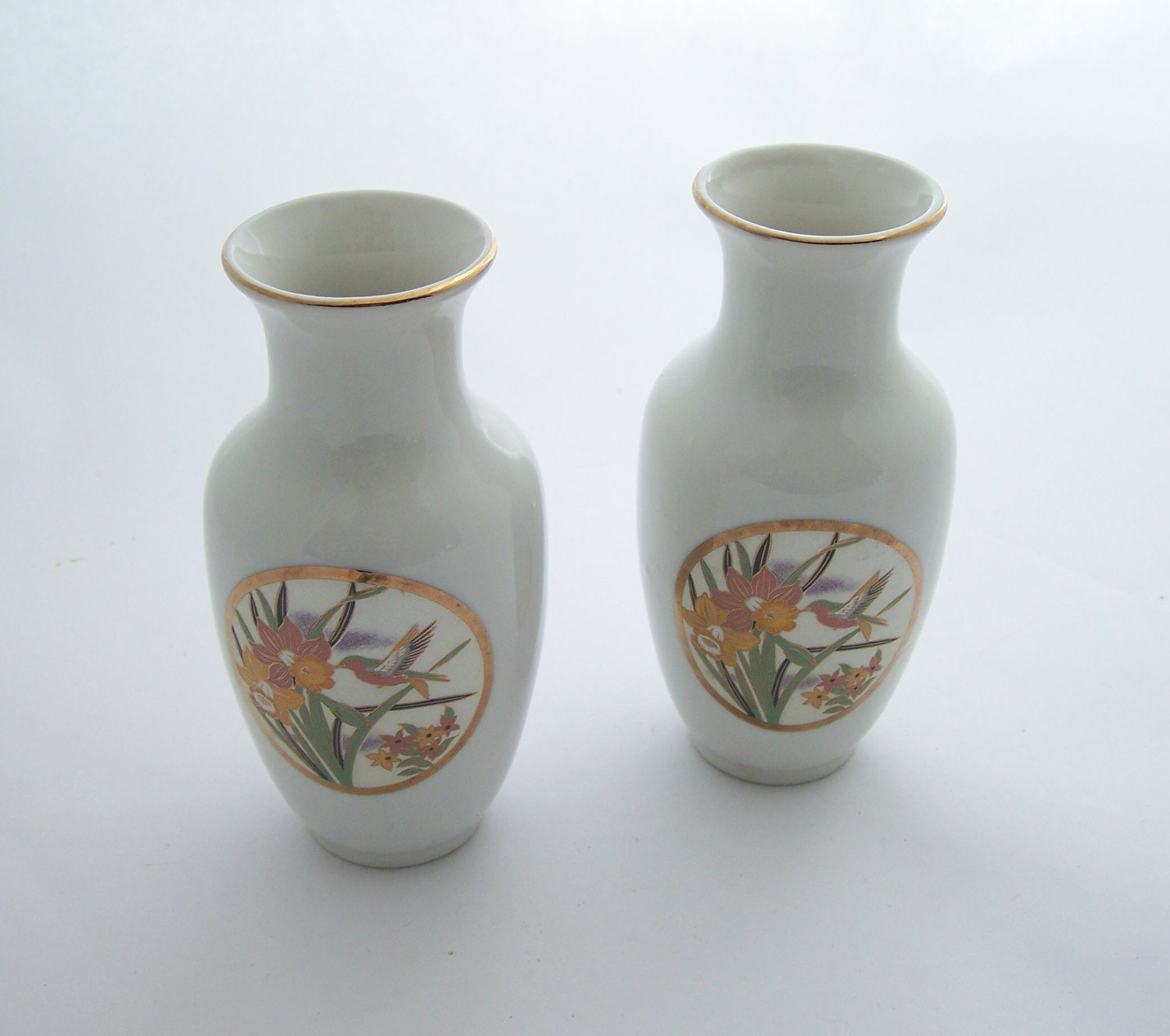 Art de Chokin Paire Vases Japonais Incrustations Or 24K Motif Jonquille et Colibri Porcelaine Fine V