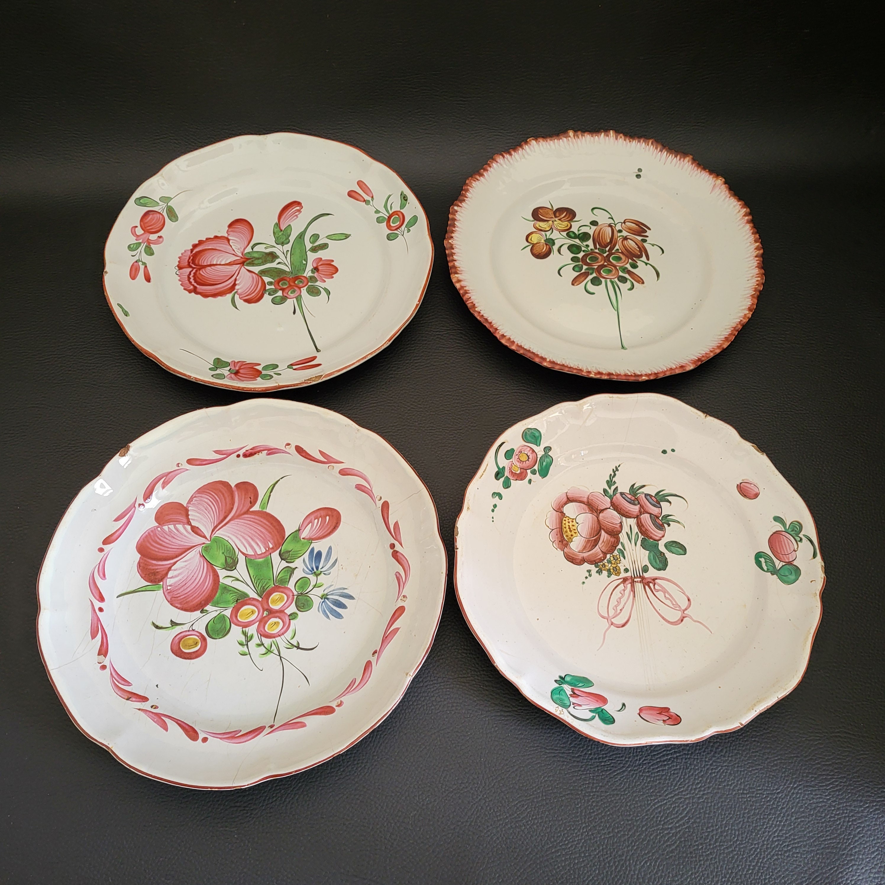 東洋陶器 赤と緑の色調の花飾りが施された古い皿4枚、18世紀、フランス