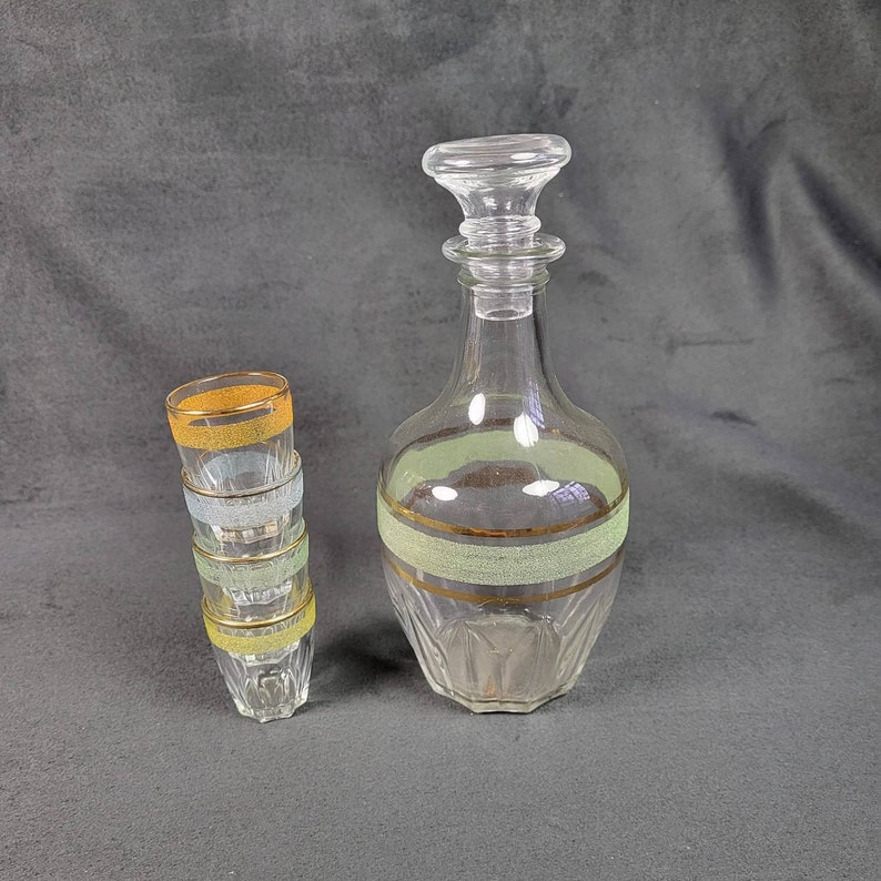 Service à liqueur en verre granité liserés vert et or carafe et 4 petits verres de couleur Made in France vintage 1950 image 5