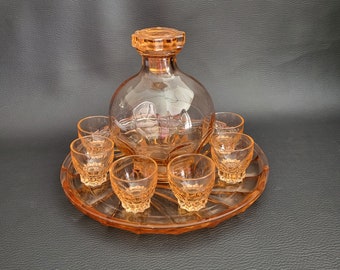 Service à liqueur en verre rose composé d'une carafe de 6 petits verres et d'un plateau Made in France vintage 1950