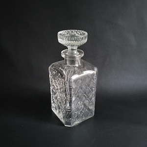Szklana karafka do whisky w stylu vintage w kratkę
