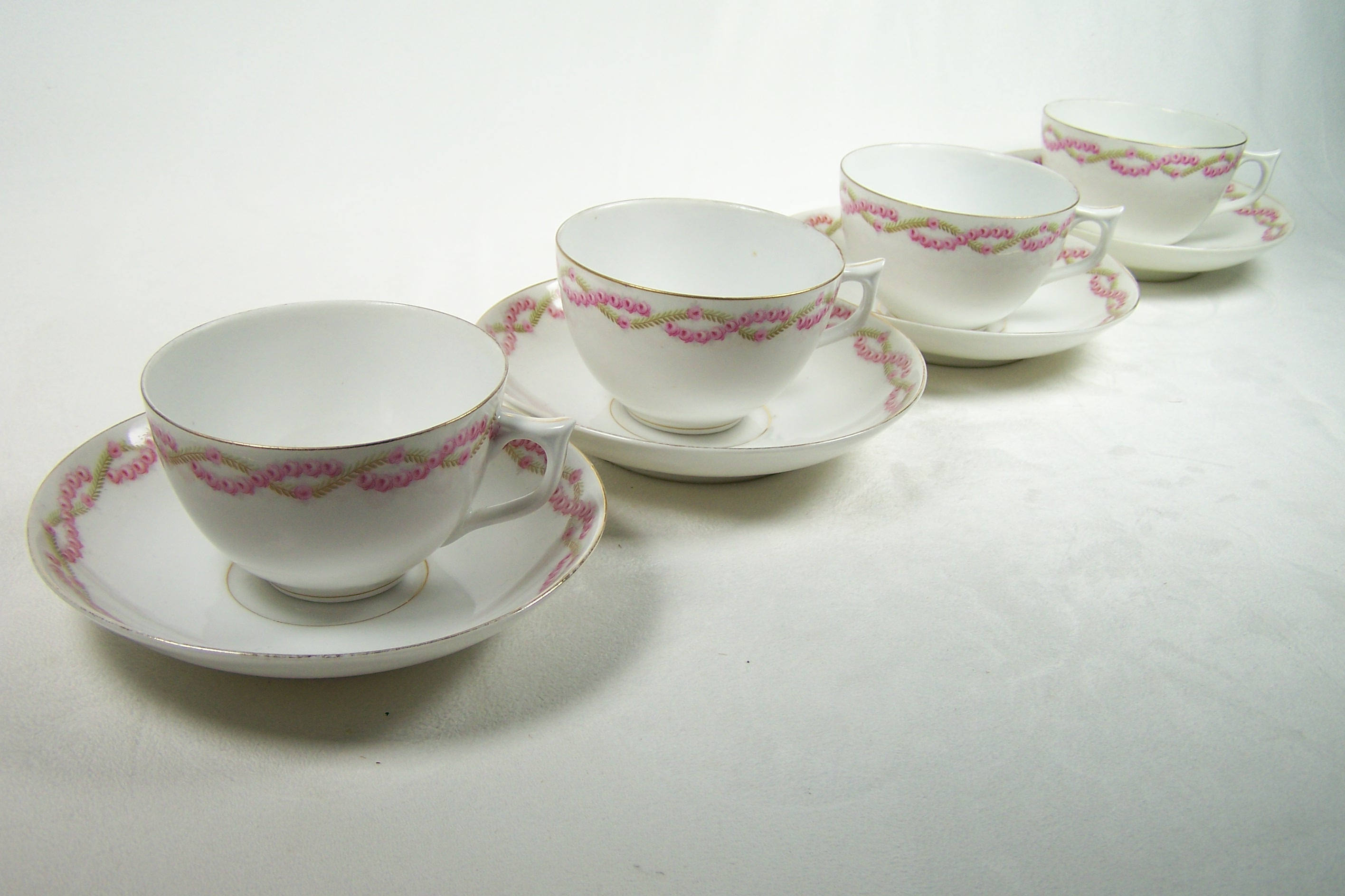 4 Tasses à Thé en Porcelaine Kpm Fine Blanche Filet Or Guirlande de Fleurs Roses Vintage Berlin Alle