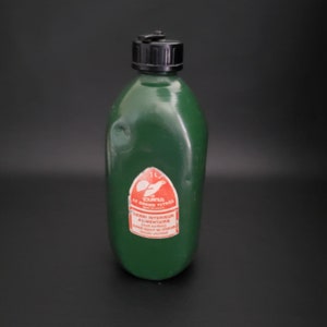 May include: A green 1-litre plastic bottle with a black lid. The bottle has a red and white label that reads "Tournus Le Grand Tetras Vernis Interieur Alimentaire Sans Gout Ni Odeur".