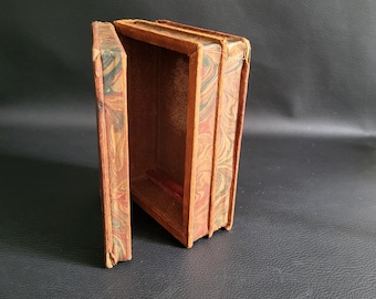 Libros falsos, caja real: tres libros falsos colocados uno al lado del otro, transformados en una caja secreta, interior de papel marrón, encuadernación de cuero, decoración de papel vintage.