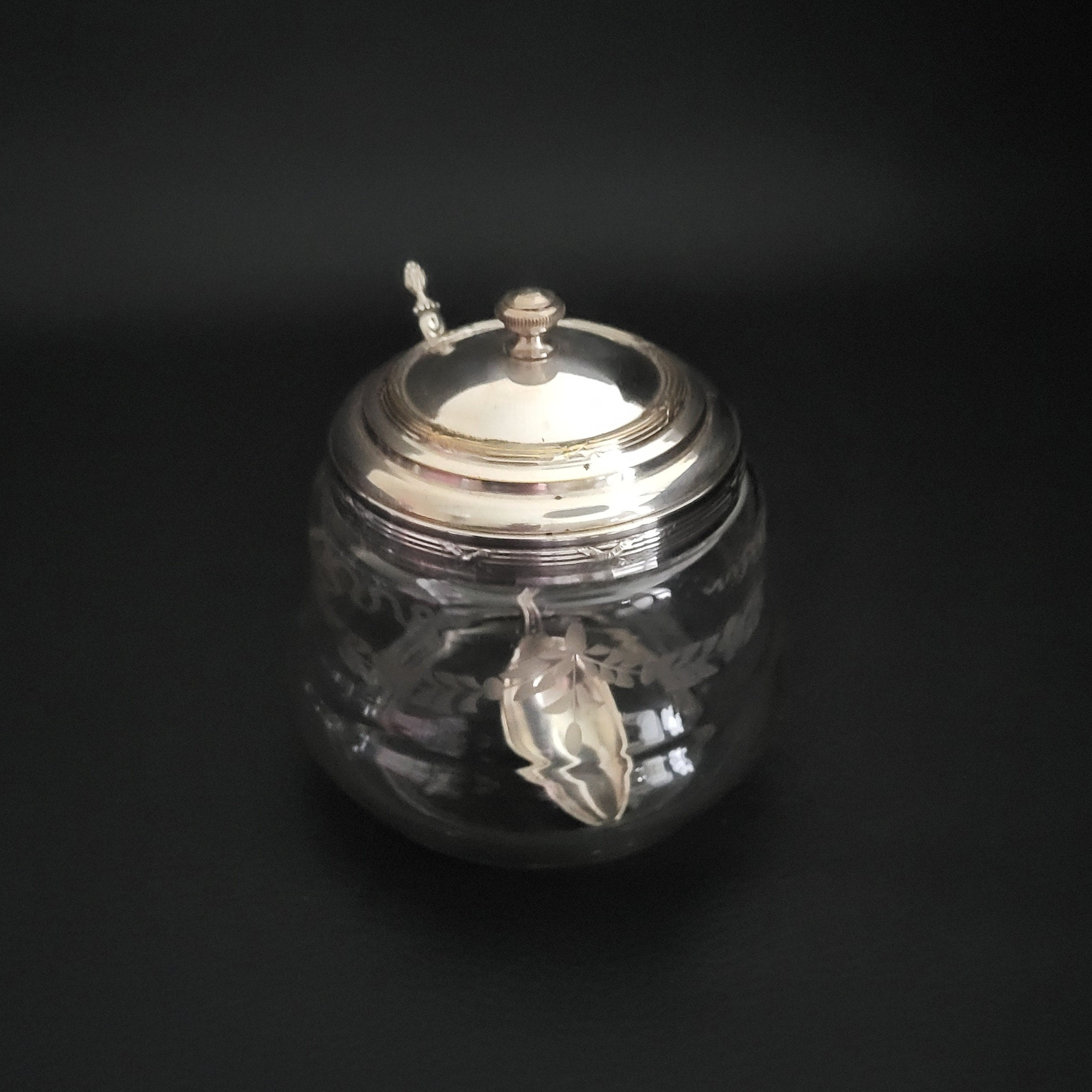 confiturier style louis xvi couvert en métal argenté et verre gravé avec sa cuillère décor rubans nœuds joncs noués vintage