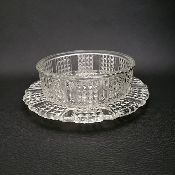 Beurrier en verre moulé décor pointes de diamant beurrier rond 1950 vintage