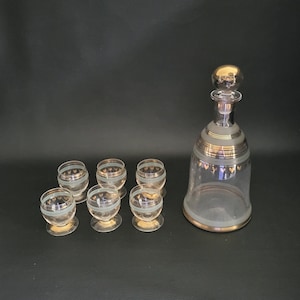 Juego de licor de cristal pintado a mano Ceror Paris con diseño en forma de corazón realzado con dorado y 6 copas. Fabricado en Francia, cosecha 1950.