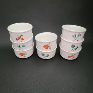 Lunéville Keller en Guérin 8 individuele ronde schaaltjes met groentedecor Lunéville aardewerk vintage Made in France