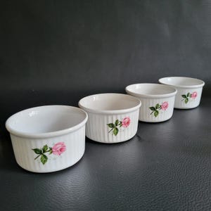 Keller et Guérin 4 individuele ronde Vulcalux ramekins met rozendecoratie, vintage geplooid aardewerk, Made in France