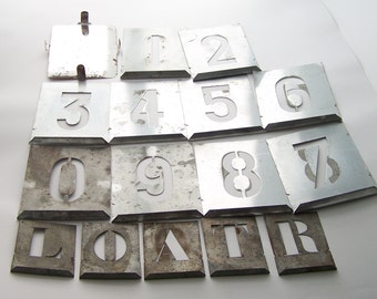 Set d'anciens pochoirs en zinc 5 lettres et 10 chiffres  pour marquage, décoration, chambre d'enfants, meubles  Made in France