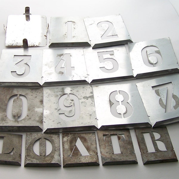 Set d'anciens pochoirs en zinc 5 lettres et 10 chiffres  pour marquage, décoration, chambre d'enfants, meubles  Made in France