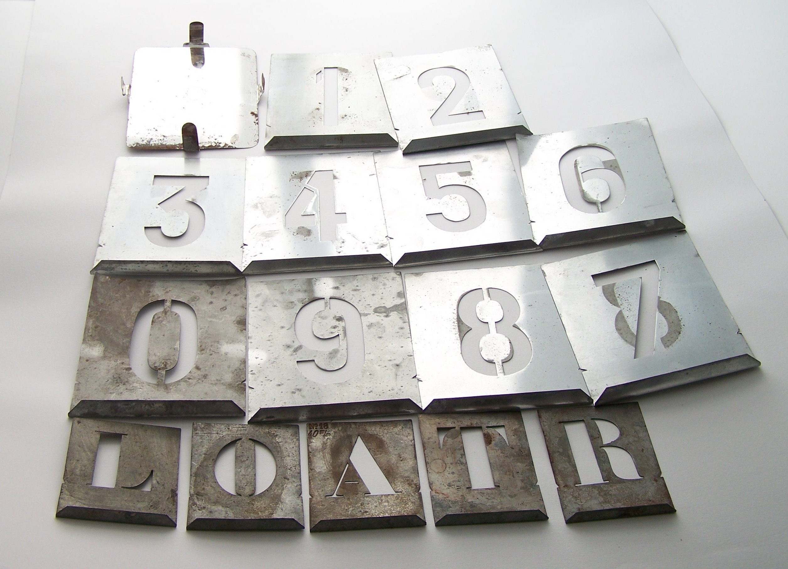 Set d'anciens Pochoirs en Zinc 5 Lettres et 10 Chiffres Pour Marquage, Décoration, Chambre d'enfants