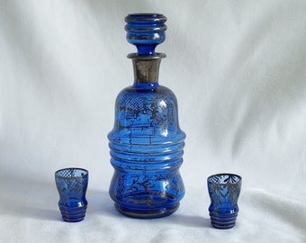 Murano Carafe et ses deux gobelets verre de Murano teinté bleu à décor métallique décor de fleurs et croisillons 1935 vintage Made in Italy