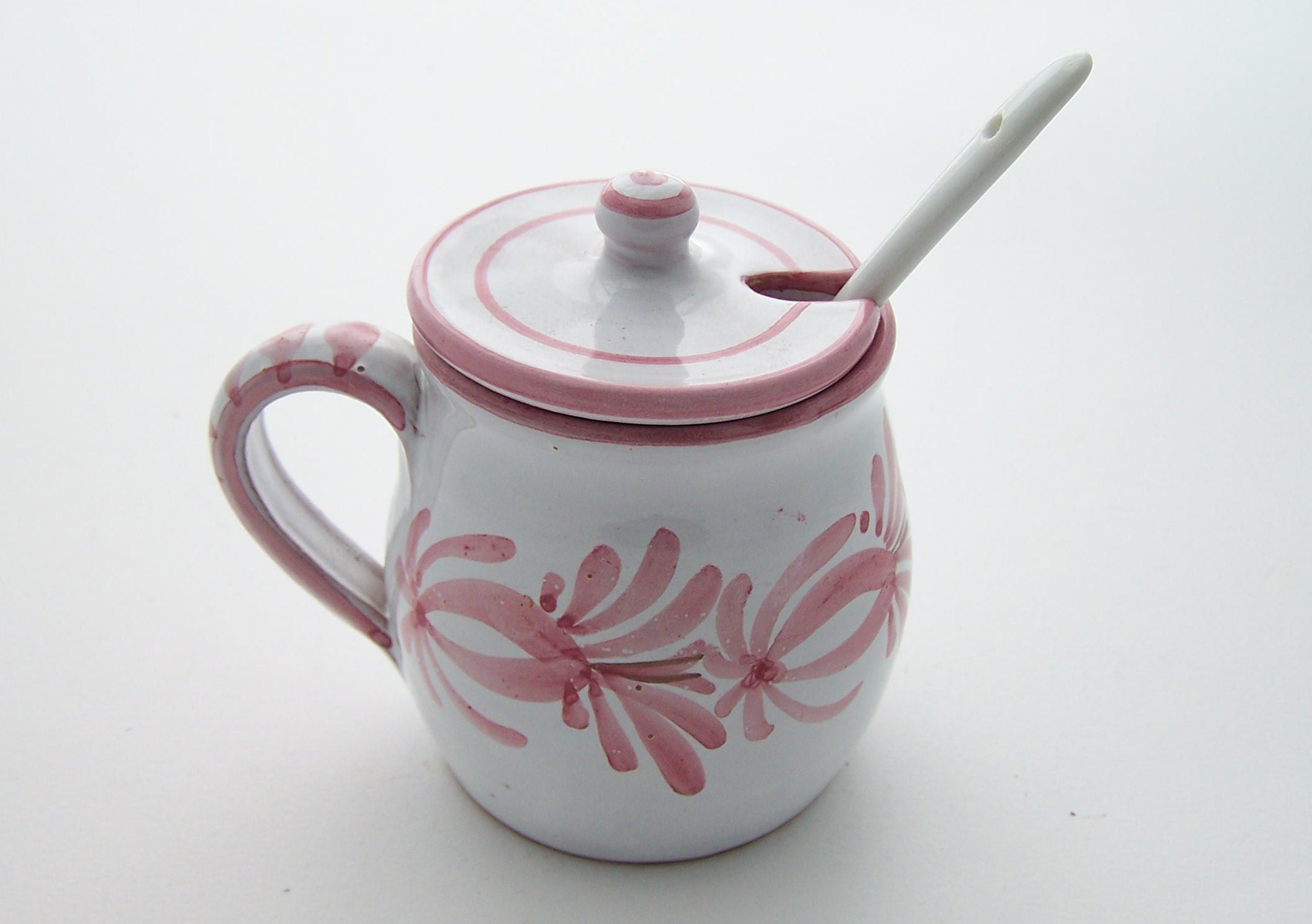 pot de moutarde ou confiturier poterie en terre vernissée blanche décor rose avec couvercle et cuillère porcelaine vintage made in france