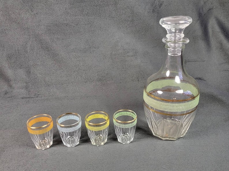 Service à liqueur en verre granité liserés vert et or carafe et 4 petits verres de couleur Made in France vintage 1950 image 8