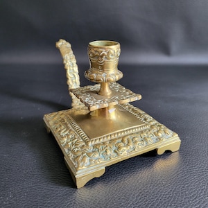Candelero de bronce, candelabro de mano de base cuadrada decorado con delfines y follaje, patrón de relieve vintage, hecho en Francia.