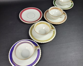 4 tasses à café ou à thé et 5 sous-tasses porcelaine de Limoges porcelaine blanche frise feuilles or sur fond coloré Made in France