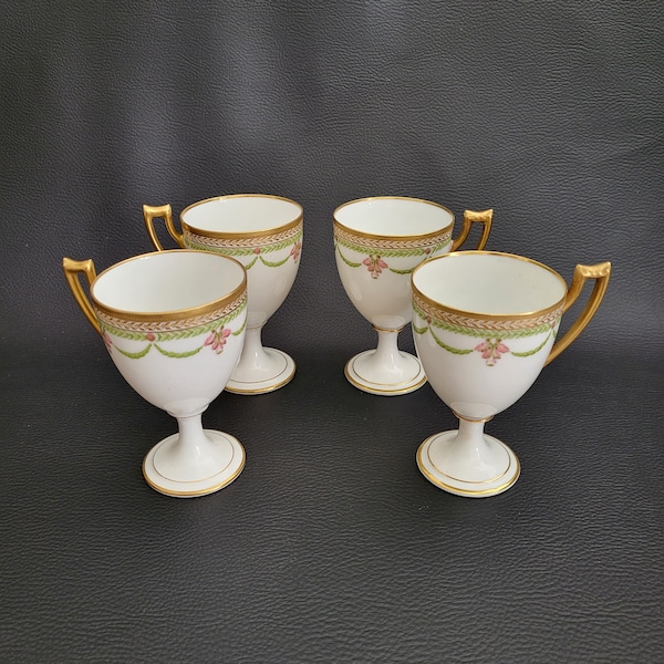 4 tasses à café sur piedouche en  porcelaine blanche frise or et guirlandes anse dorée  vintage Made in France