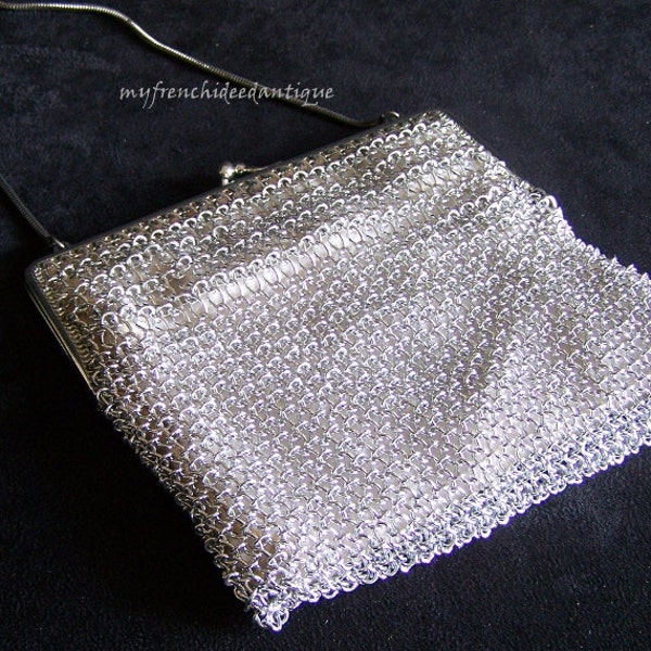 Clutch da sera in usura a maglia 30 anni foderata di satinato con catena vintage