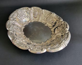Cesta de frutas vintage Spear and Jackson em metal prateado com guirlandas de flores e rosas, fabricada na Inglaterra, Sheffield.