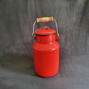 Japy Rote Emaille-Milchkanne mit weißer Innenseite, alte Japy-Milchkanne mit Vintage-Kette, 1950er Jahre, hergestellt in Frankreich