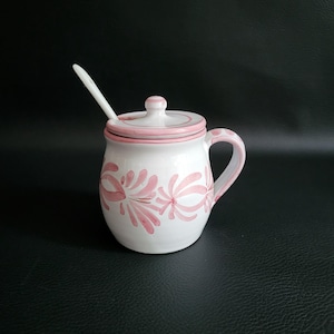 Vintage mosterdpot van wit geglazuurd aardewerk met roze decoratie, deksel en porseleinen lepel. Gemaakt in Frankrijk. Keramiek van Cherves.