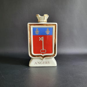 Porseleinen fles van Cointreau met het wapen van de stad Angers, gesigneerd Cointreau, met een gekartelde stop om op te hangen, vintage, gemaakt in Frankrijk.