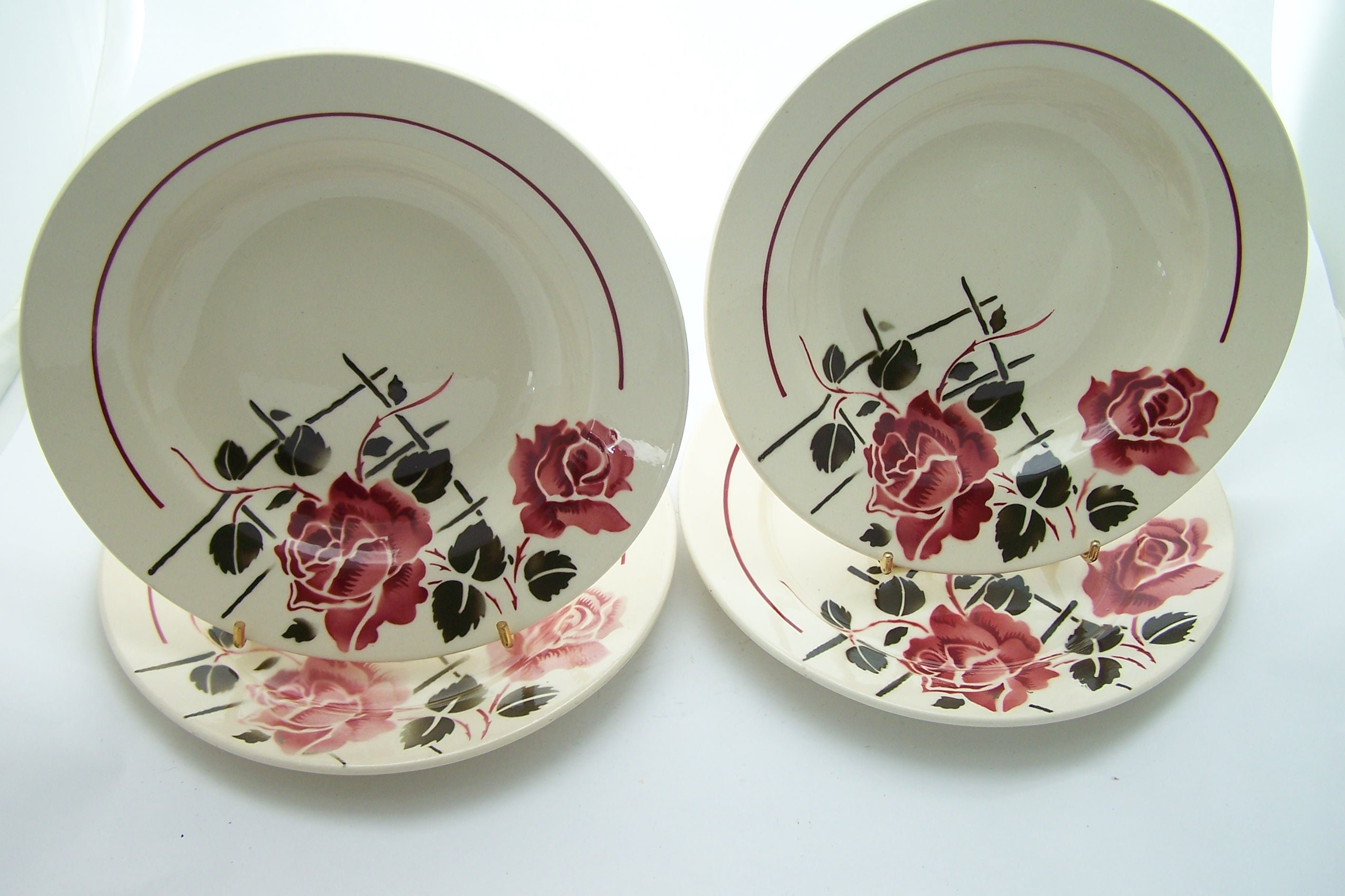 4 Assiettes Badonviller - 2 Creuses et Plates Décor Simone Rose Rouge sur Treillage Demi-Porcelaine 