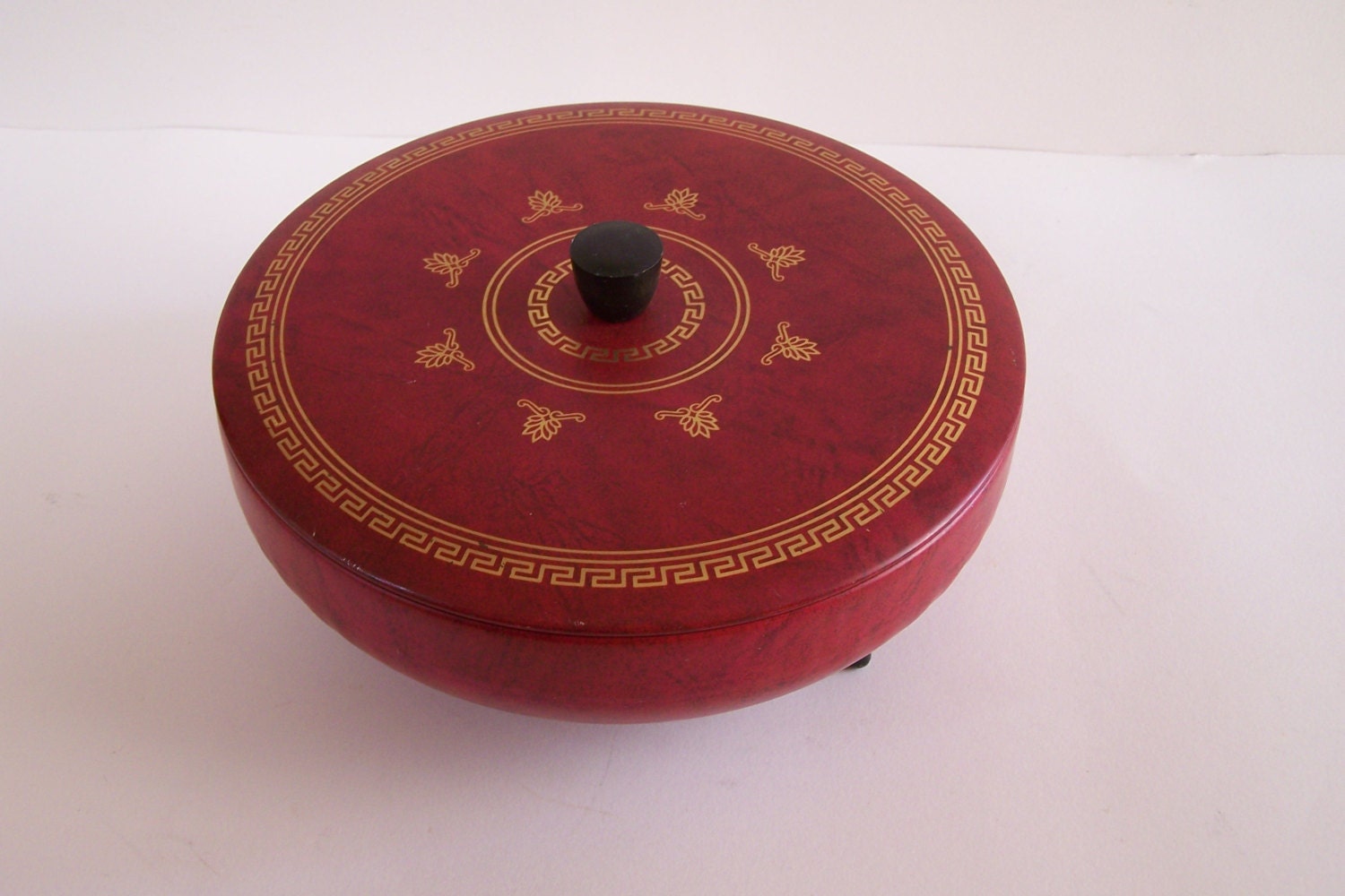 Boite Métal Ronde Imitation Cuir Rouge avec Motif de Frise Or sur 3 Pieds Vintage